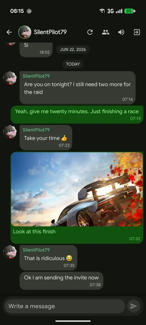 An Xbox conversation in the app: messages back and forth, a shared screenshot, and the reply box.